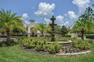 Beautifully manicured grounds  | Grandeville on Saxon - Photo Gallery 3