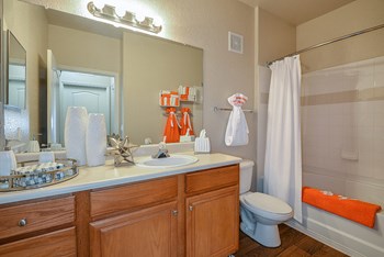 Bathroom bathroom | Grandeville on Saxon - Photo Gallery 6