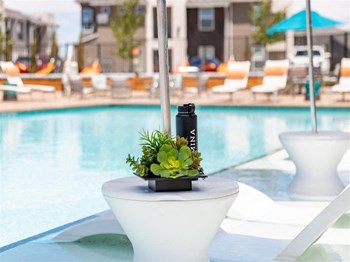 Poolside side table and recliner by pool - Photo Gallery 2