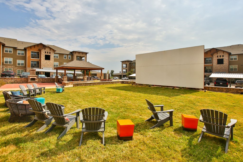 Outdoor Lawn at The Legend, Waco, TX, 76712