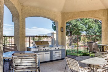 Outdoor patio with grills | The Links at High Resort - Photo Gallery 23