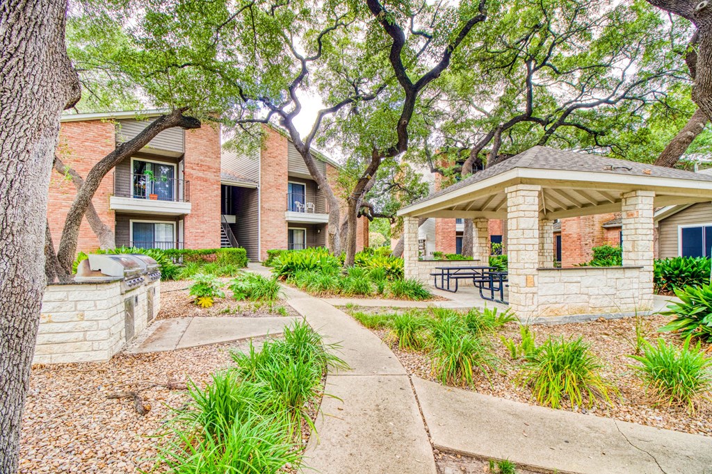 Outdoor courtyard at Village Oaks Apartments, Texas, 78759
