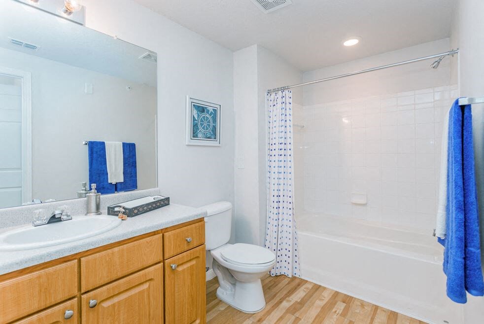 Large soaking tub in en-suite bathroom at Cypress Legends, Fort Myers, 33905