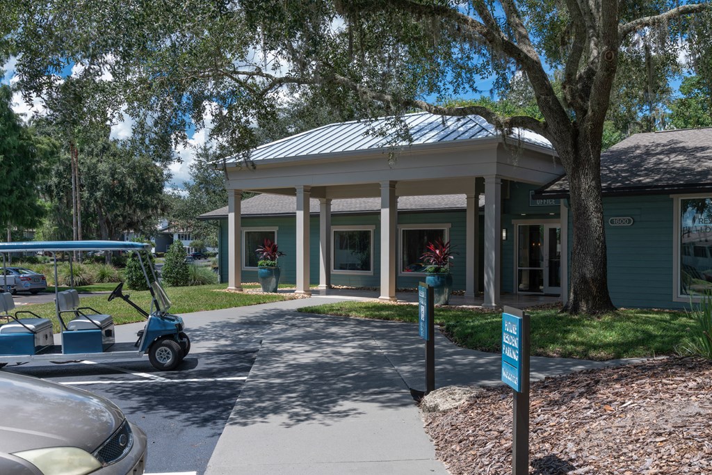 Leasing center entrance at Saddleworth Green, Florida