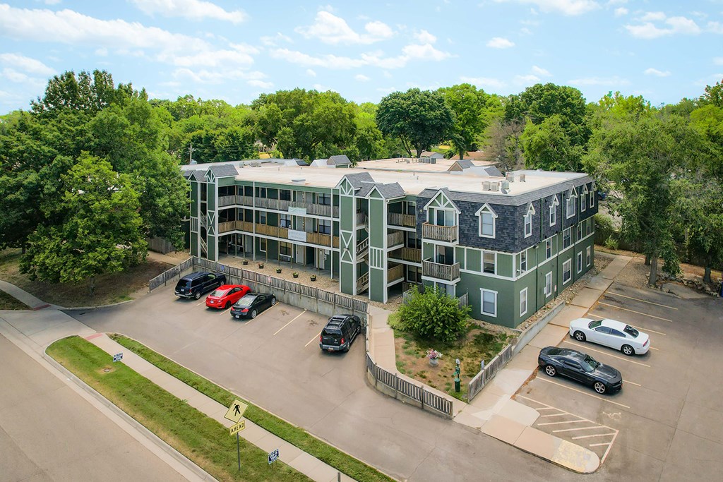 A parking lot with cars and a building in the background.