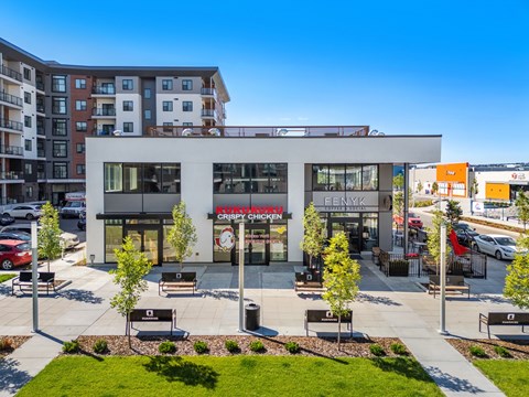 A building with a red sign that says "CREEPY SHIKEN" is in the foreground.