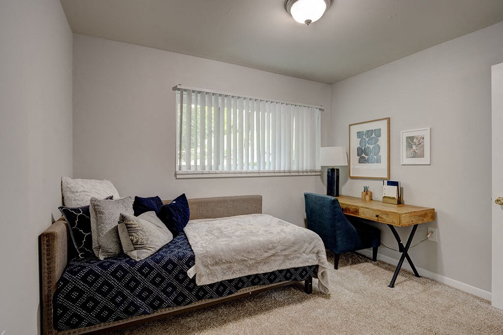 Bedroom With Work Desk at Oaks at Oxon Hill, Oxon Hill, Maryland
