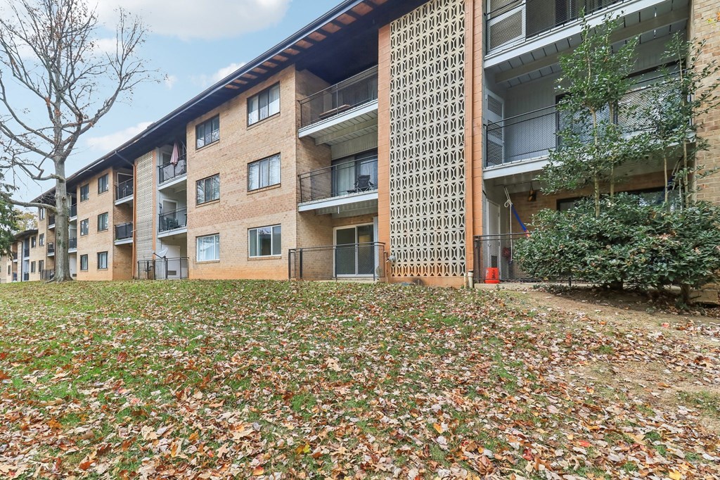 the building in which the apartment is at Oaks at Oxon Hill, Oxon Hill, Maryland