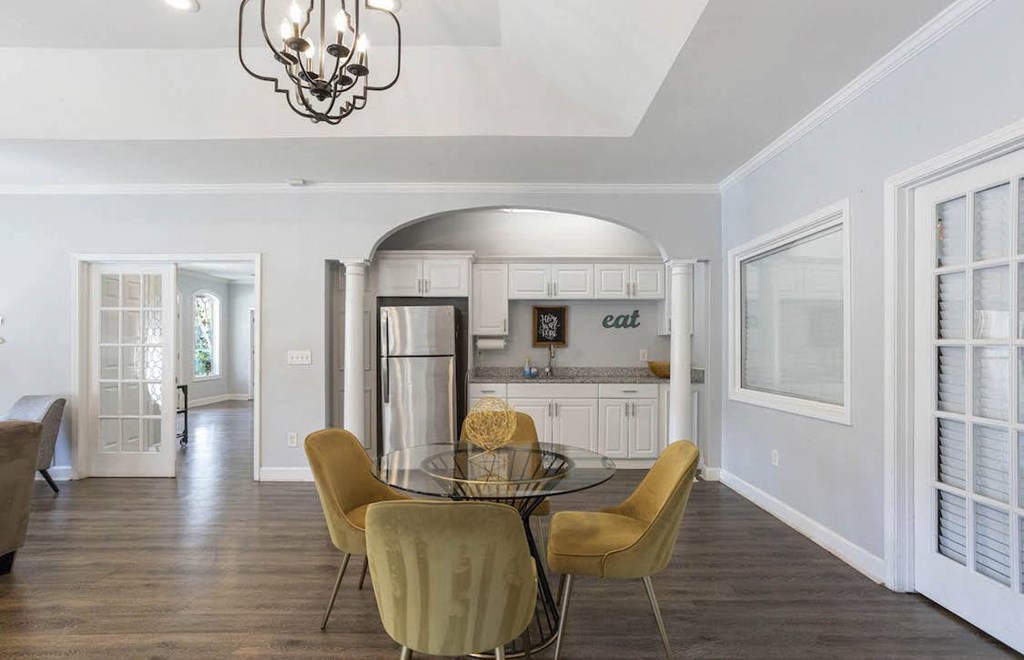 A dining room with a glass table and chairs. A dining room with a glass table and chairs at The Onyx Hoover Apartments, Alabama