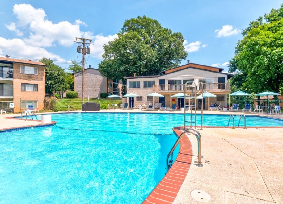 Pool at Oaks at Oxon Hill, Maryland, 20745
