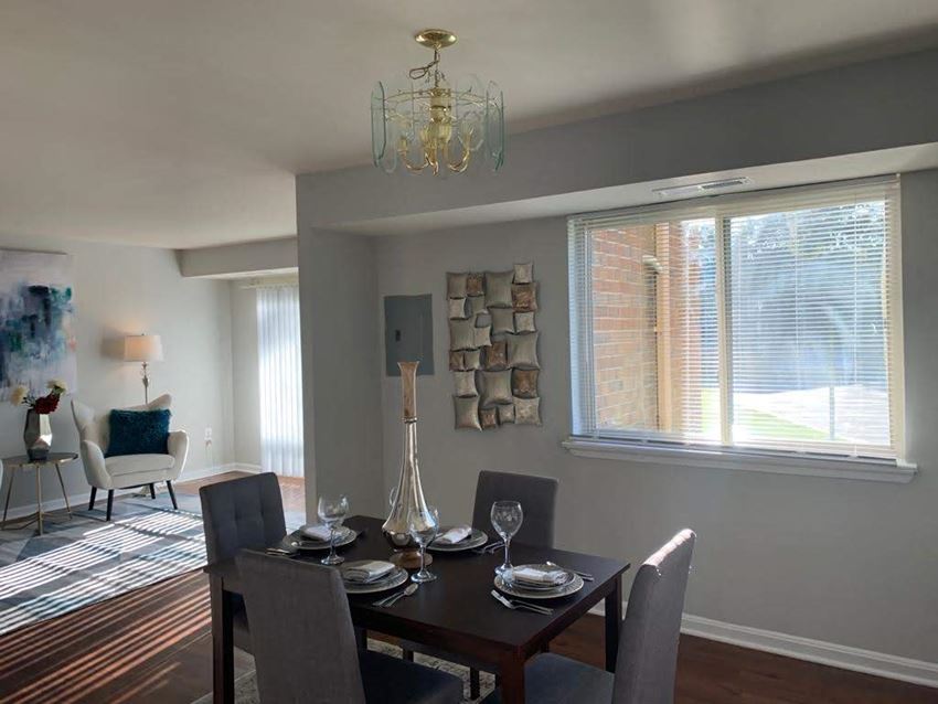 a dining room with a table and chairs - Photo Gallery