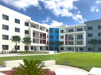 Courtyard view of Icon Vantage Colletion