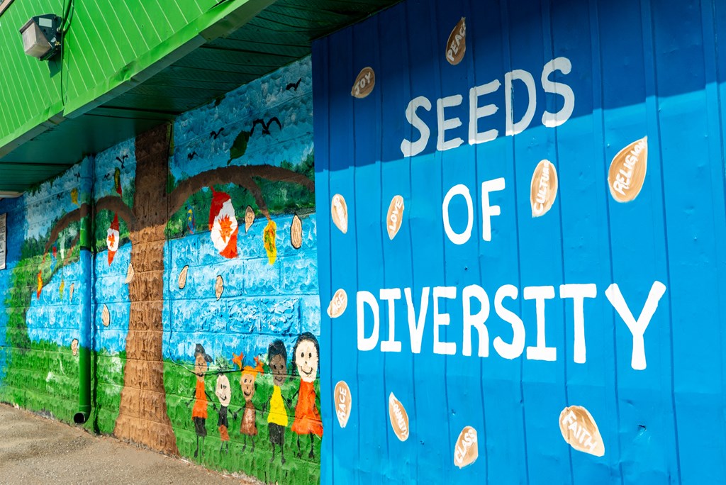 a mural on the side of a building that reads seeds of diversity