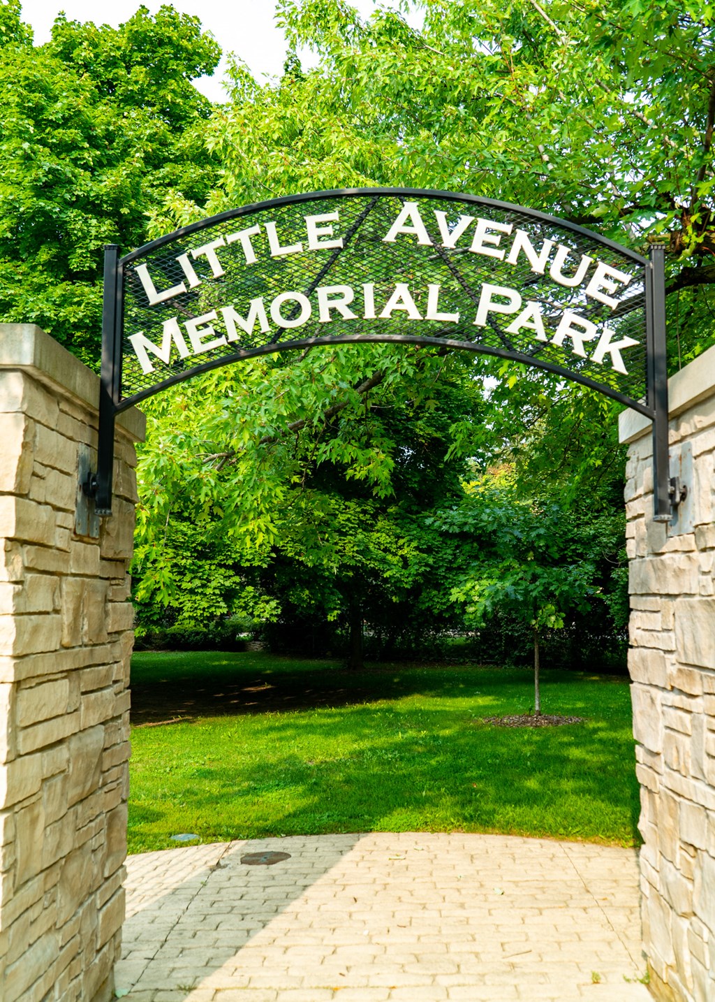 the entrance to little avenue memorial park