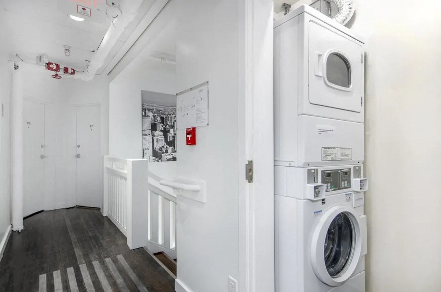 studio apartment - Pender SRO, Vancouver 4