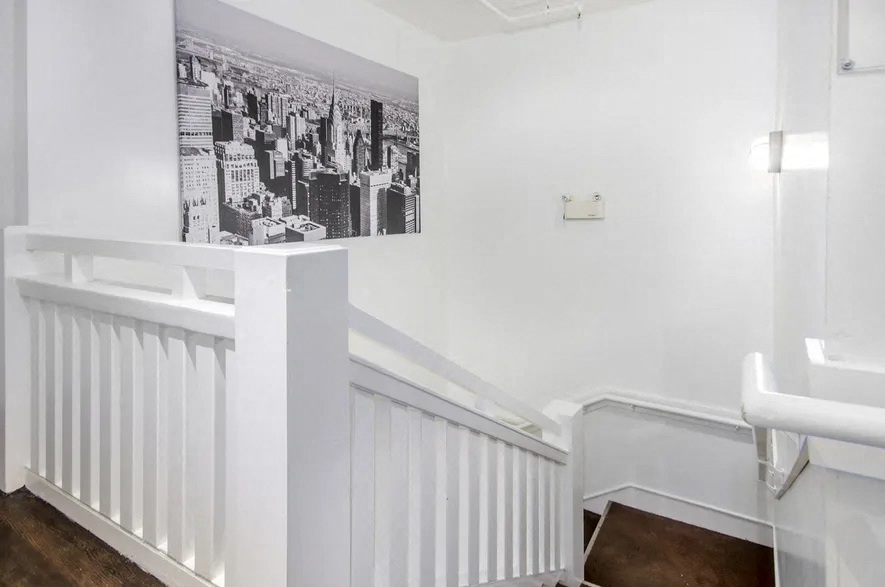 studio apartment - Pender SRO, Vancouver 2