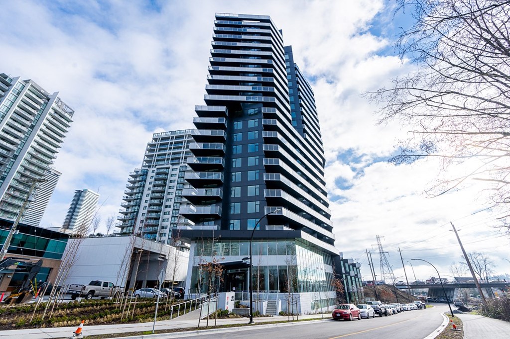 a tall building on the side of a city street