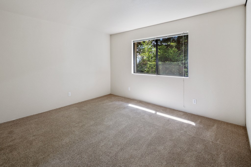 Carpeted Bedroom at Edgewood Apartments, Rohnert Park, CA, 94928