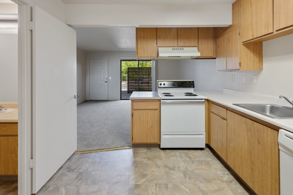 Fully Furnished Kitchen at Edgewood Apartments, Rohnert Park