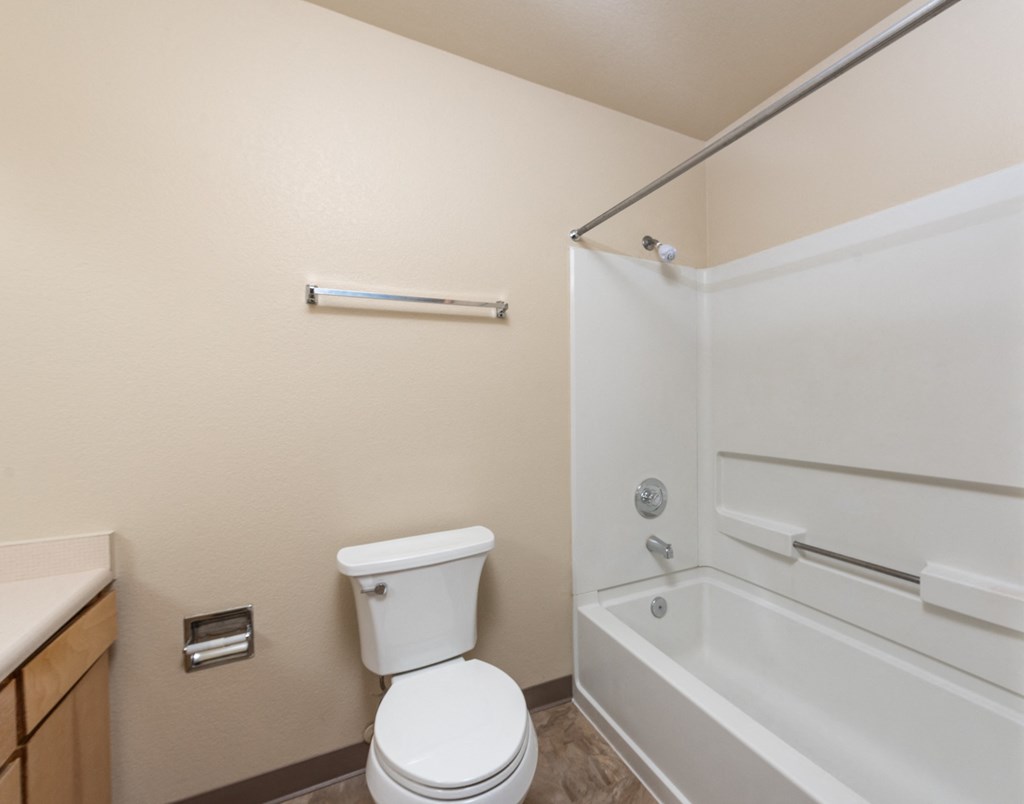 Bathroom With Bathtub at Meadowrock Apartments, California, 95403