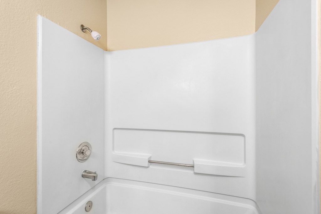 Oval Tub at Meadowrock Apartments, Santa Rosa, 95403