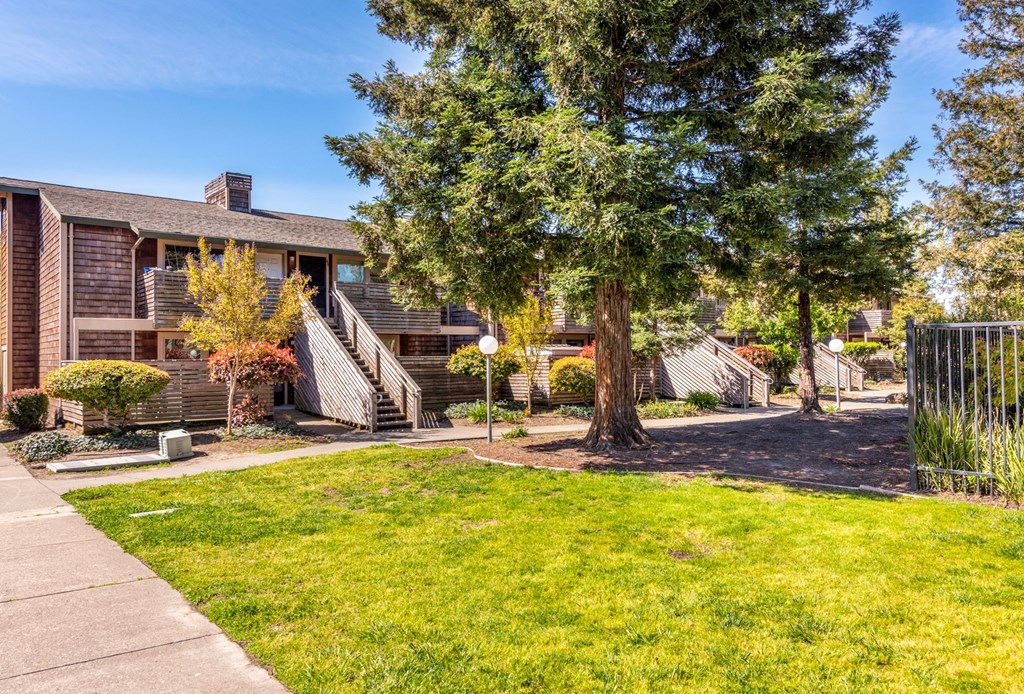 Green Landscape at Meadowrock Apartments, Santa Rosa, CA, 95403
