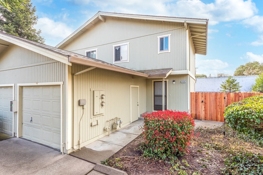 Courtyard at Meadowrock Duplexes, Santa Rosa
