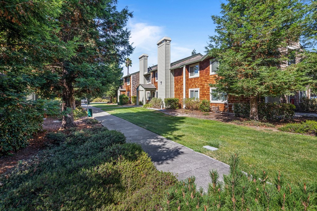 Courtyard With Green Space at Meadowview Apartments, California, 95407