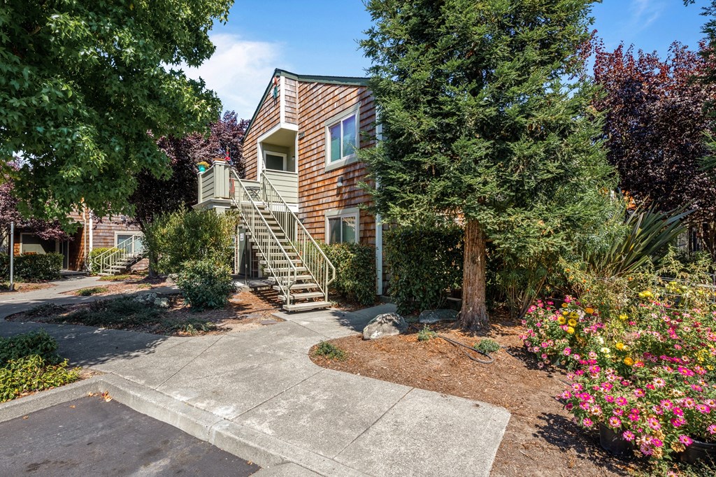 Courtyard Garden at Meadowview Apartments, California, 95407