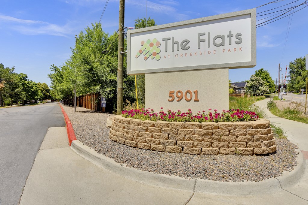 The Flats at Creekside Park street view of large sign