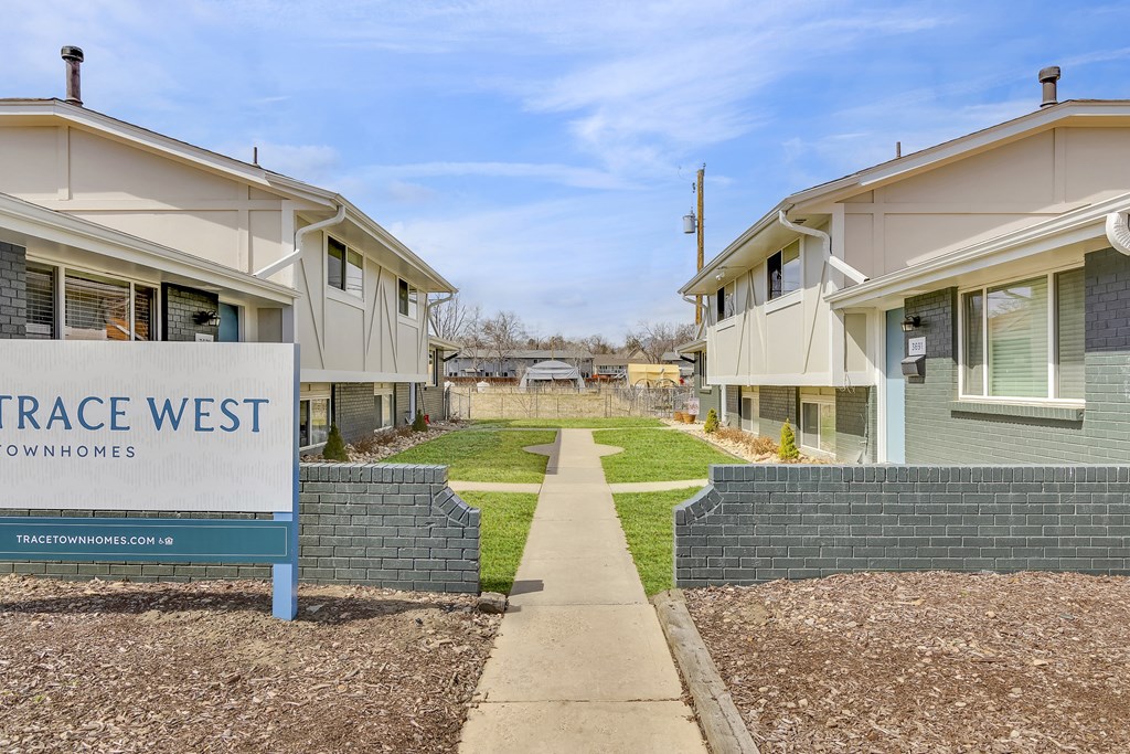 Building and courtyard view of Trace West Townhomes
