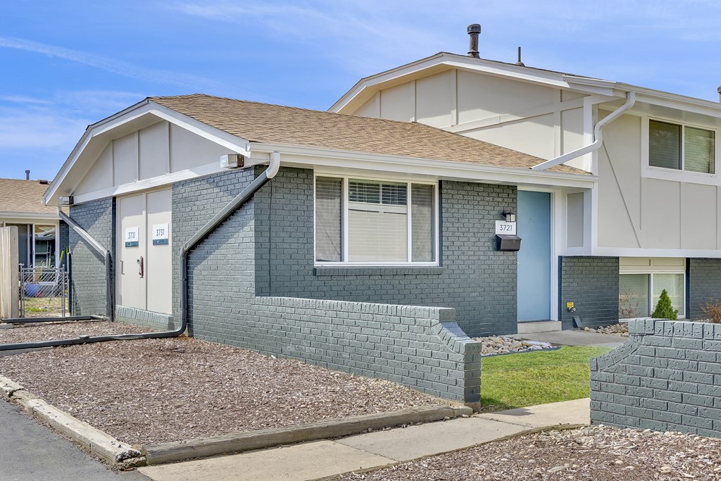 Building view of Trace West Townhomes