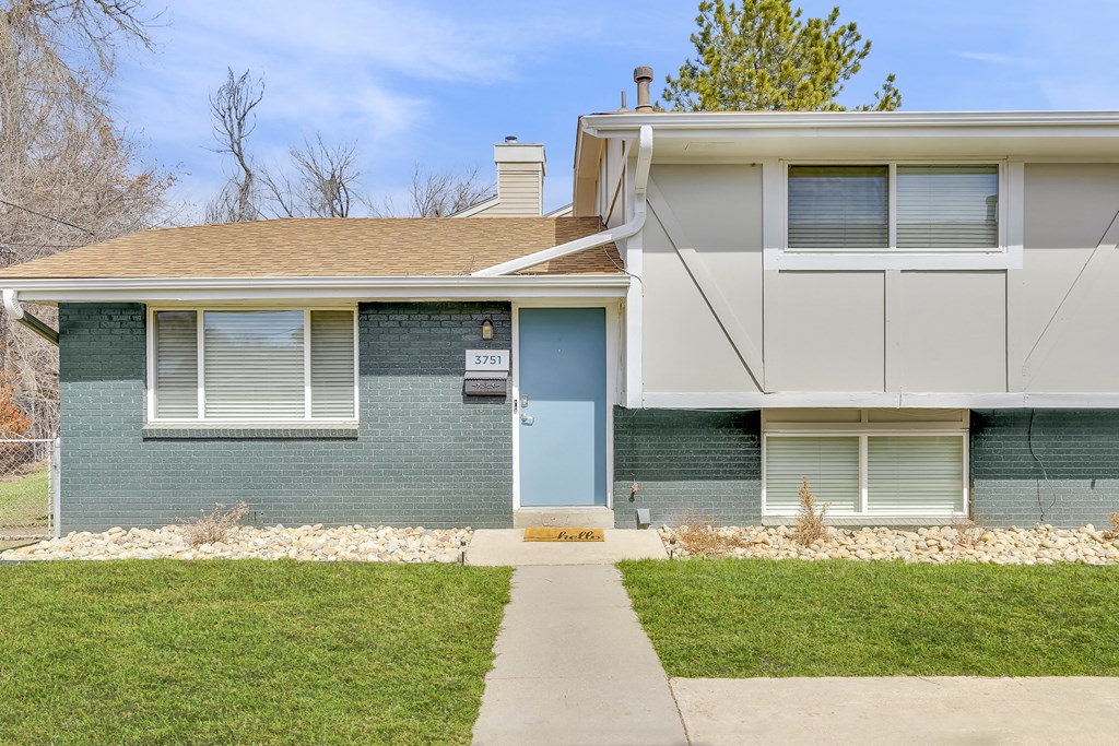 Building view of Trace West Townhomes of front door