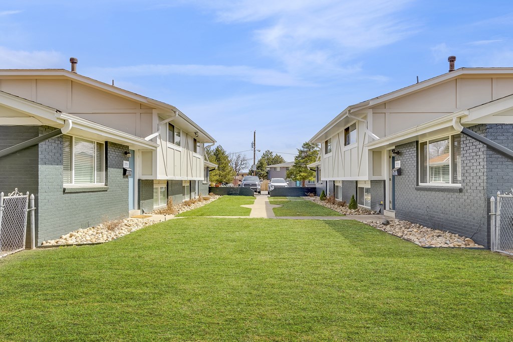 Building and courtyard view of Trace West Townhomes
