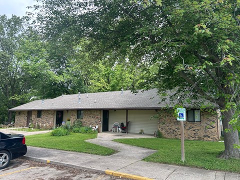 A building with a parking sign in front of it.