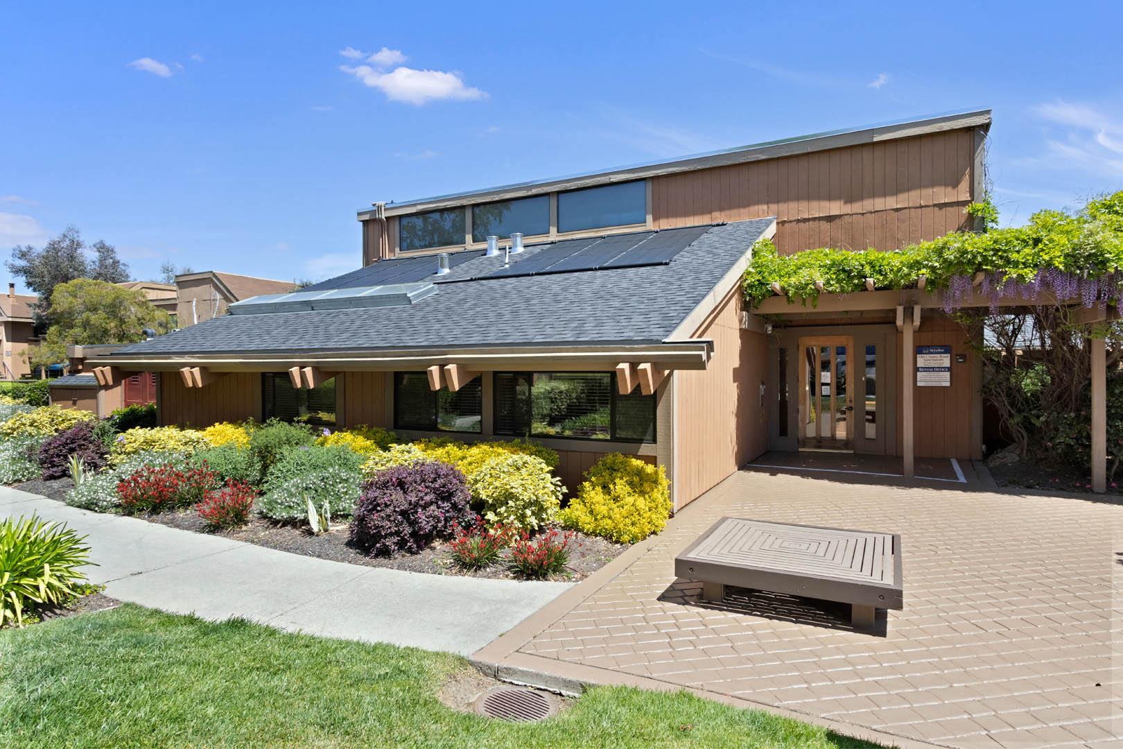 additional photo for property listing at chic digs with room to stretch out in the village 22 car