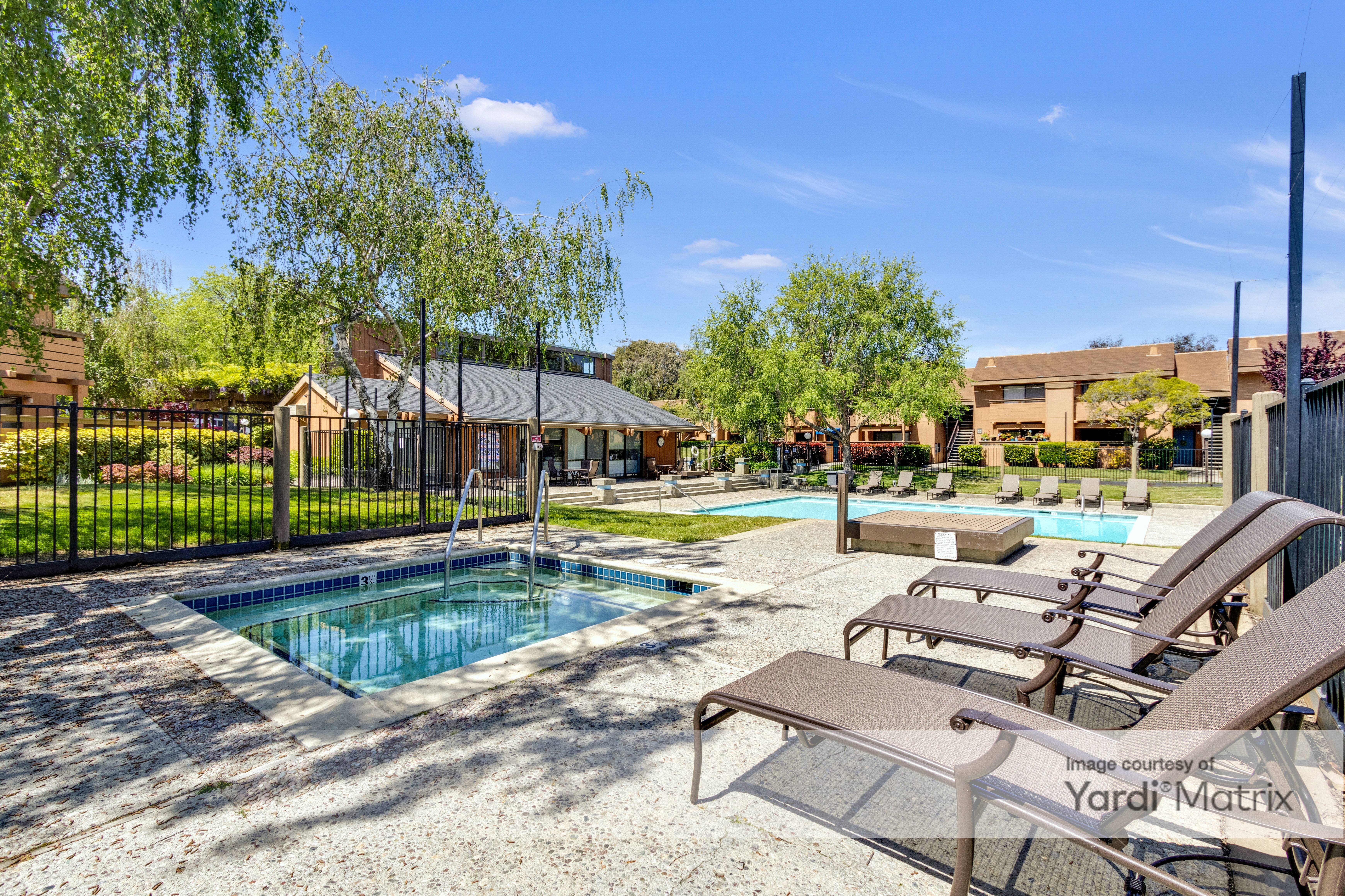 the reserve at bucklin hill pool and hot tub with chaise lounge chairs