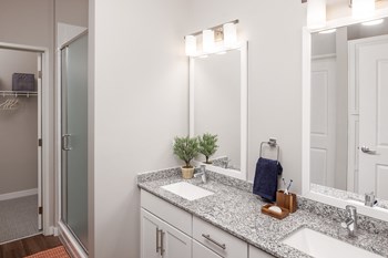 Double sink bathroom Bathroom - Photo Gallery 6