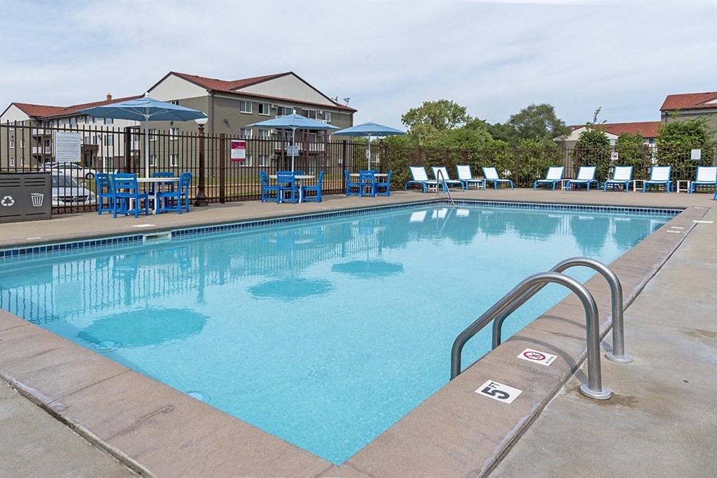 ConnellyOnElevenApartmentsBurnsvilleMNLoungeBythePoolonthoseBrightSunnyDays