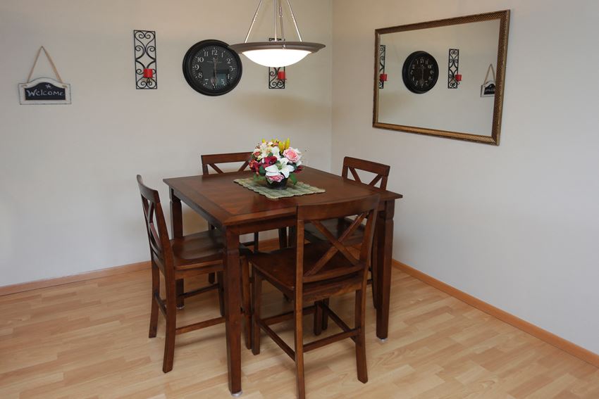 Large casual dining room right off the kitchen for plenty of entertaining space. - Photo Gallery