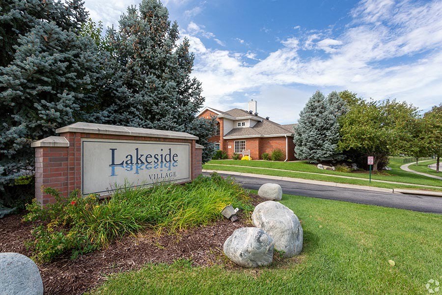 the sign for lakeside street in front of a house