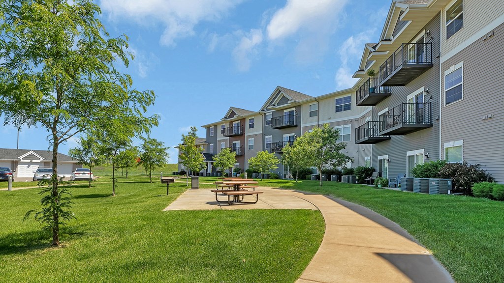 the preserve at ballantyne commons apartments courtyard with picnic tables