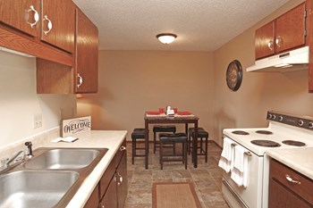 Classic Unit Kitchen and Table - Photo Gallery 3