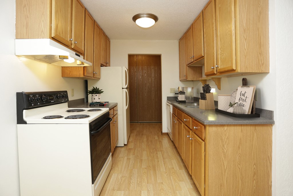 PlymouthPointeApartmentsPlymouthMNPlentyOfCounterSpace