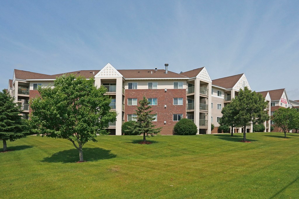 Exterior Quarry Ridge Apartments Building and Lawn