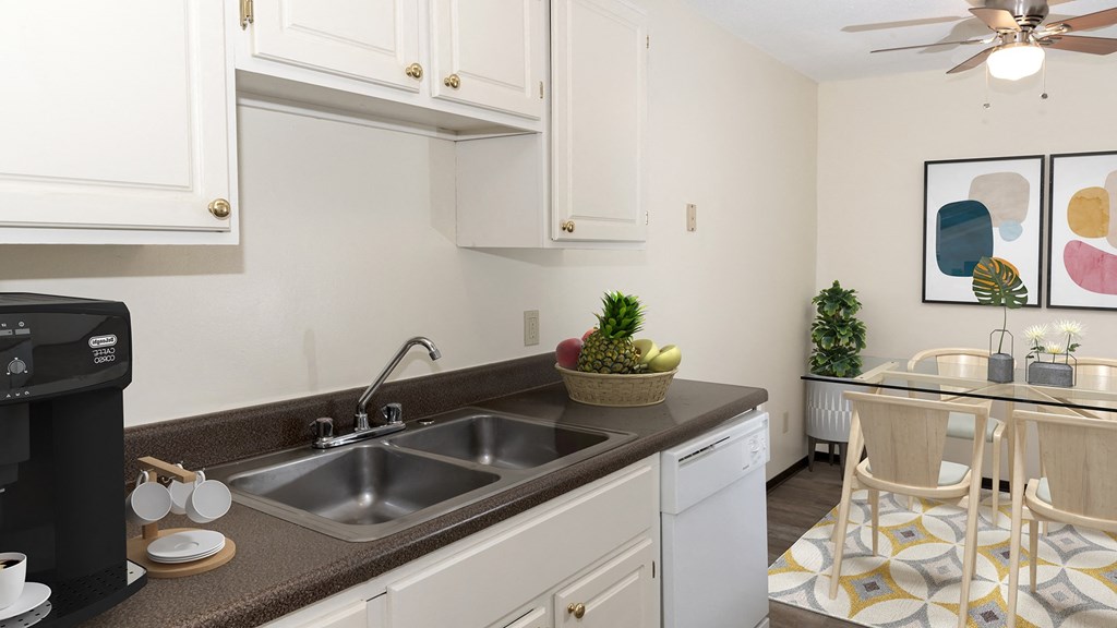 the preserve at ballantyne commons apartment kitchen and dining area