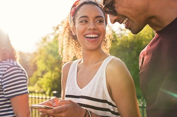 Friendly couple enjoy the sunshine - Photo Gallery 4