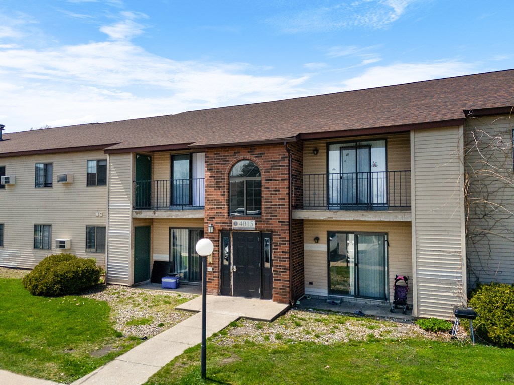 Exterior View at The Element @ St Andrews, Mishawaka, Indiana