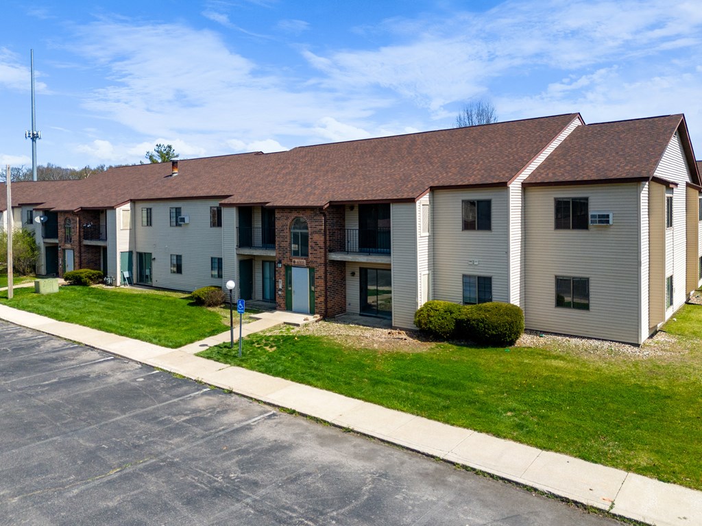 Exterior Landscape at The Element @ St Andrews, Mishawaka, Indiana