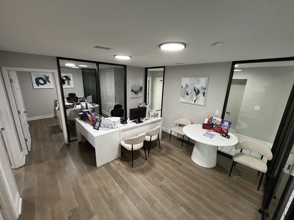 A room with a desk and chairs.